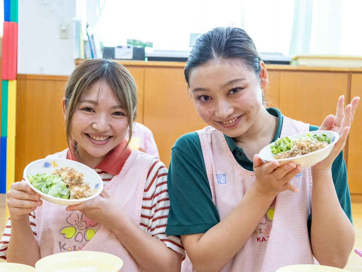 連絡帳を記入する先生たち