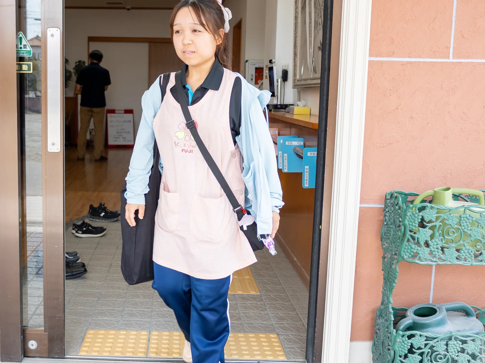 早番を終えて昼過ぎに退勤する保育士