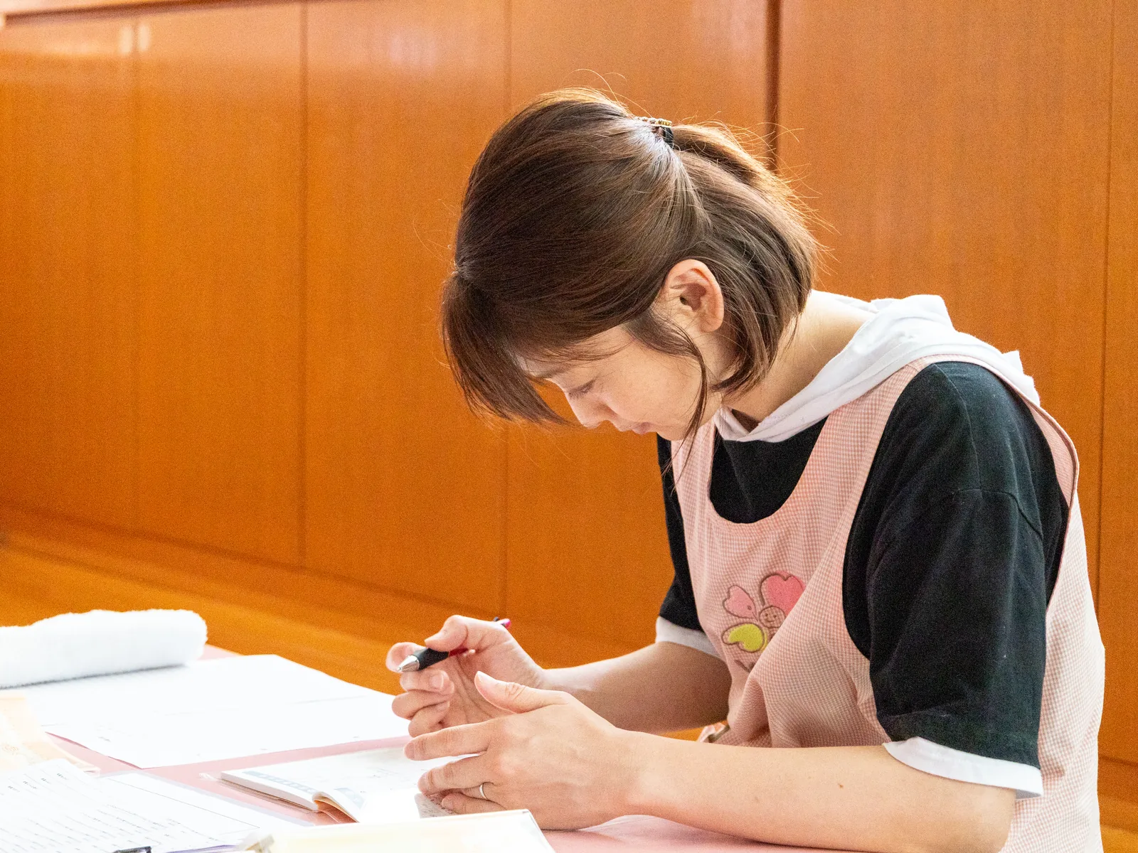 内勤日に落ち着いて書類作成をする保育士