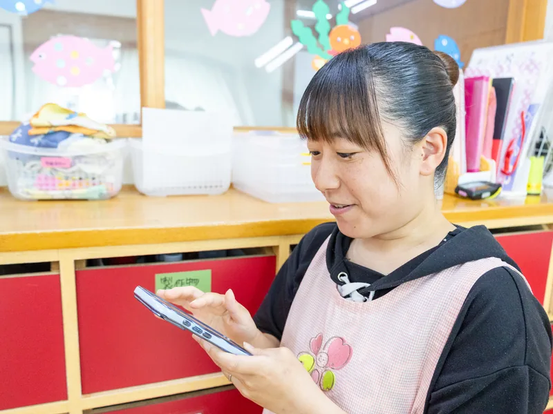 スマホでLINEを操作するイメージ