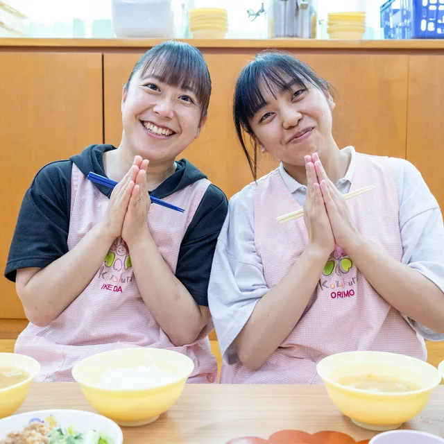いただきますをする2人の先生