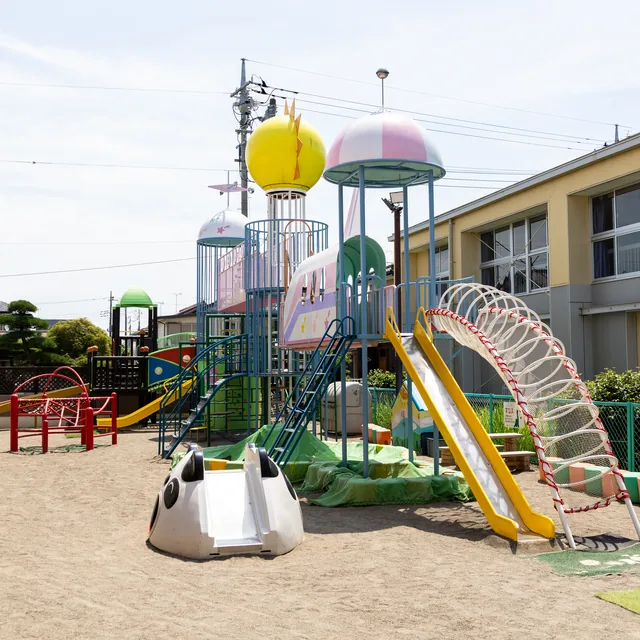 カラフルな大型遊具のある園庭