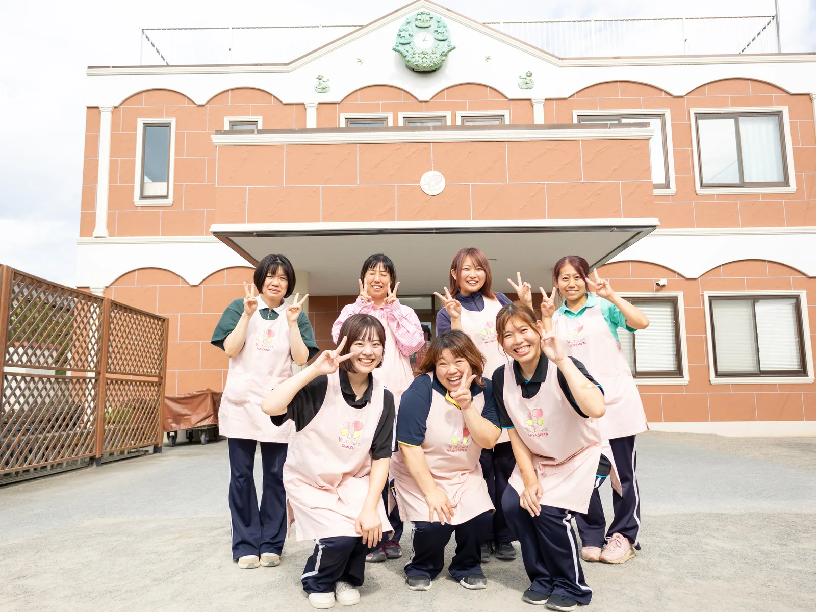 園舎前に集まったこざくら保育園の先生たち